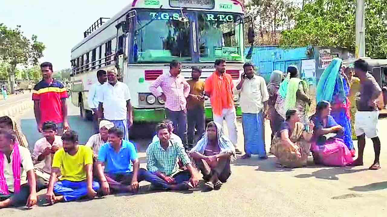 రోడ్డెక్కిన మక్క రైతులు