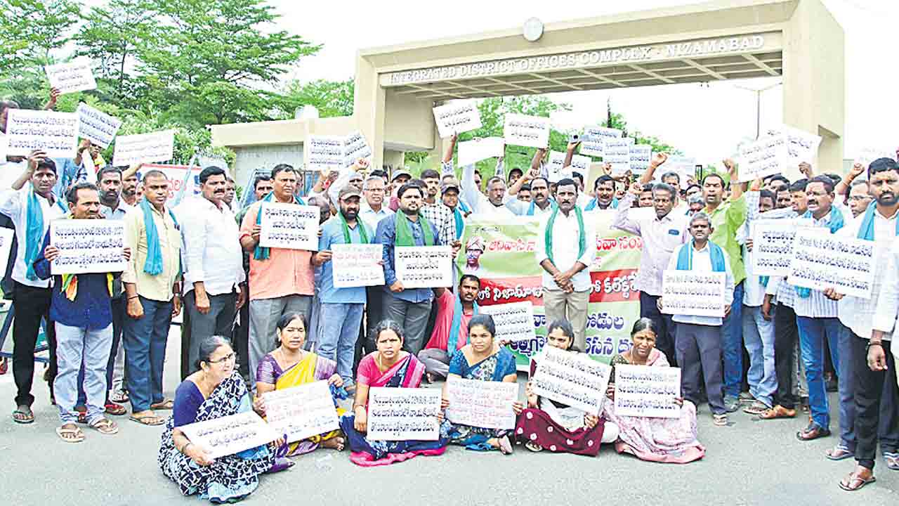 కలెక్టరేట్‌ వద్ద నాయక్‌పోడ్‌ల నిరసన