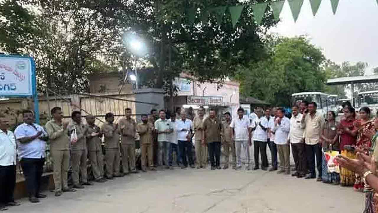 పోరాటాలతోనే సర్కార్‌ దిగొచ్చింది