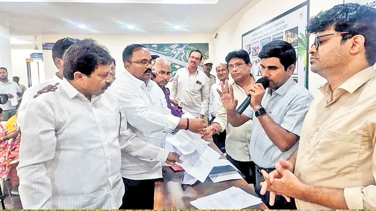 మా మాటే విననప్పుడు గ్రామసభ ఎందుకు?.. గ్రామసభలో మధుపార్క్‌ రిడ్జ్‌ నివాసితుల మండిపాటు