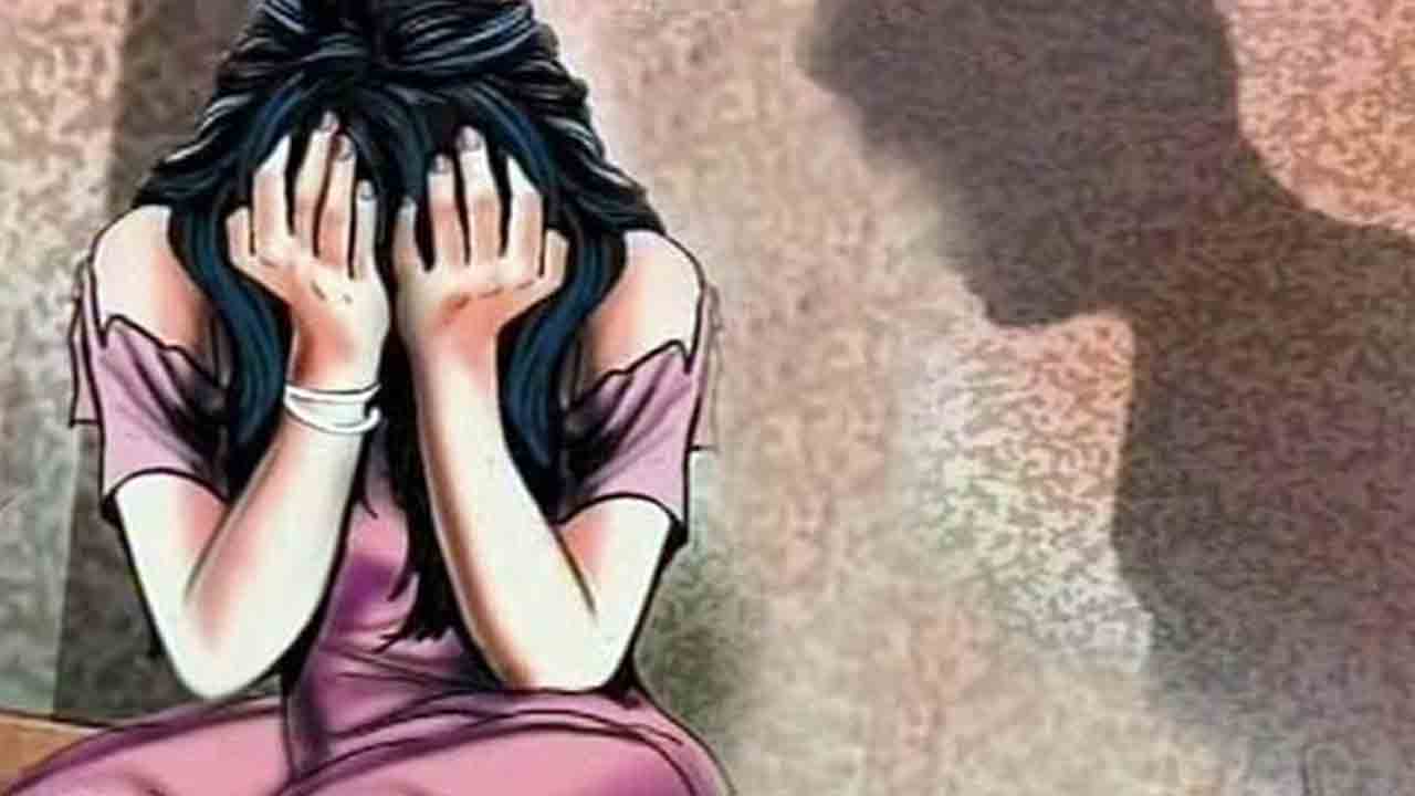 కాంగ్రెస్‌ నేత కుమారుడి లైంగిక వేధింపులు