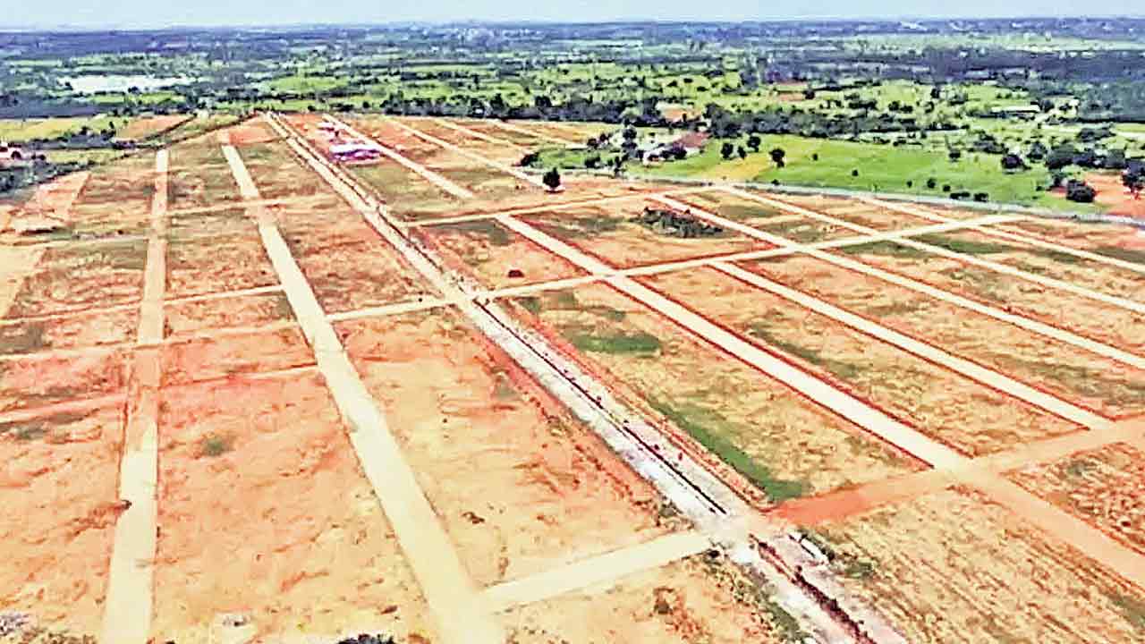 భూములపై ఆ వర్గాలదే గుత్తాధిపత్యం