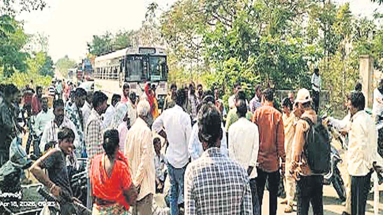 కరెంట్‌ కోతలపై రైతుల ధర్నా