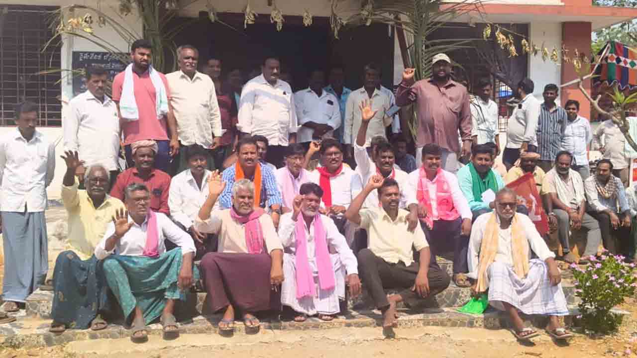 ‘ప్రజావాణి’ని అడ్డుకున్న మక్క రైతులు