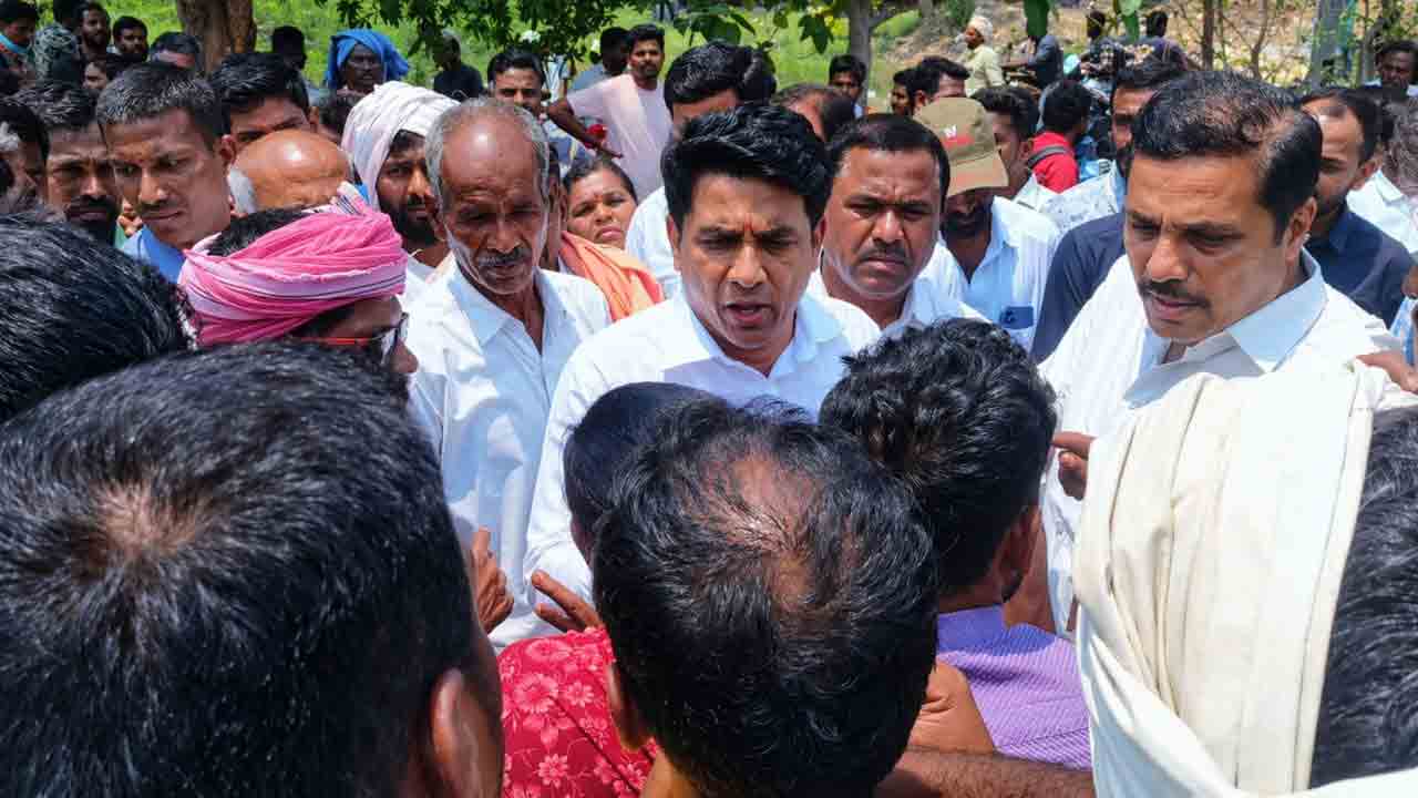 రోడ్డెక్కిన రైతన్న