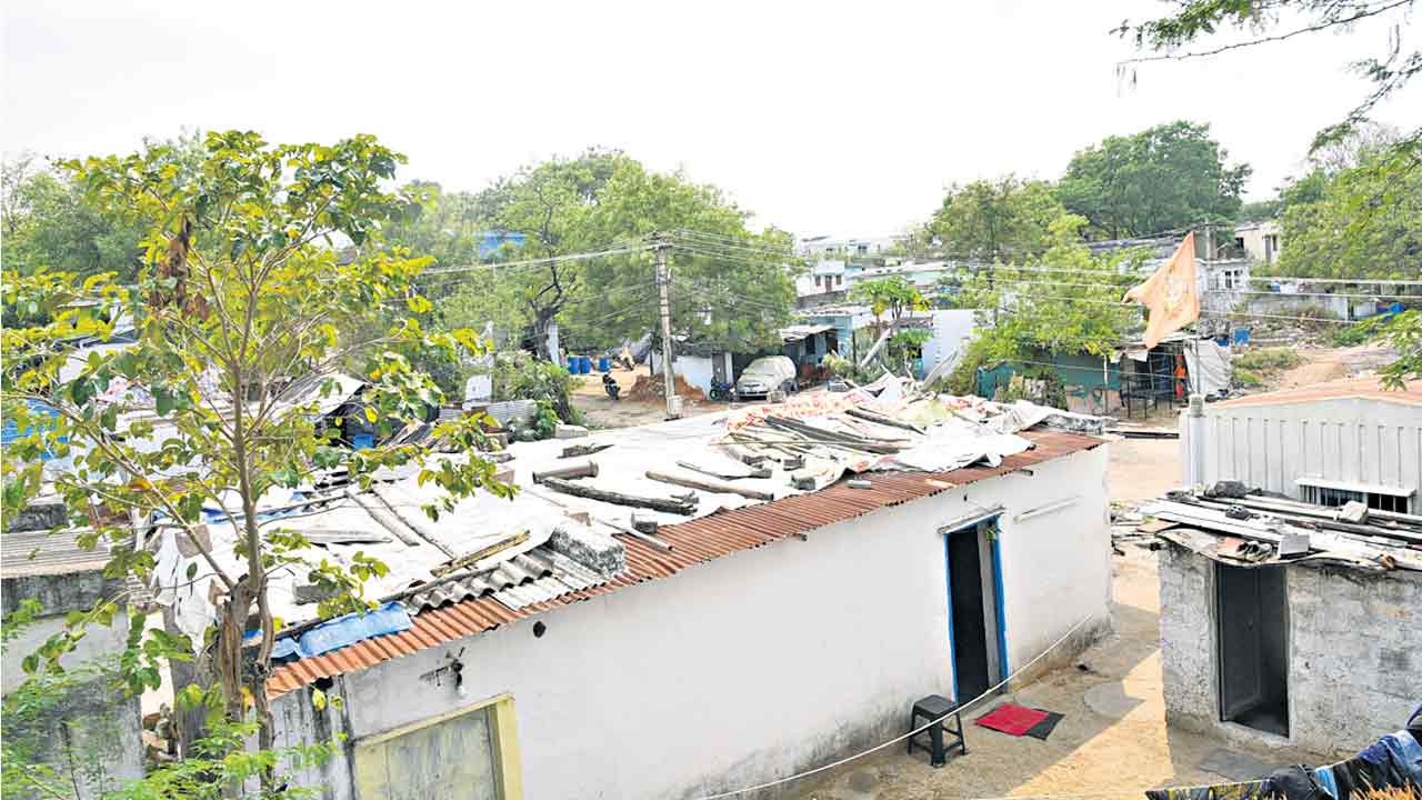 Congress Govt : బస్తీపై జబర్దస్తీ..కాలనీలు ఖాళీ చేయించి రియల్‌ దందాకు కాంగ్రెస్‌ కుట్రలు