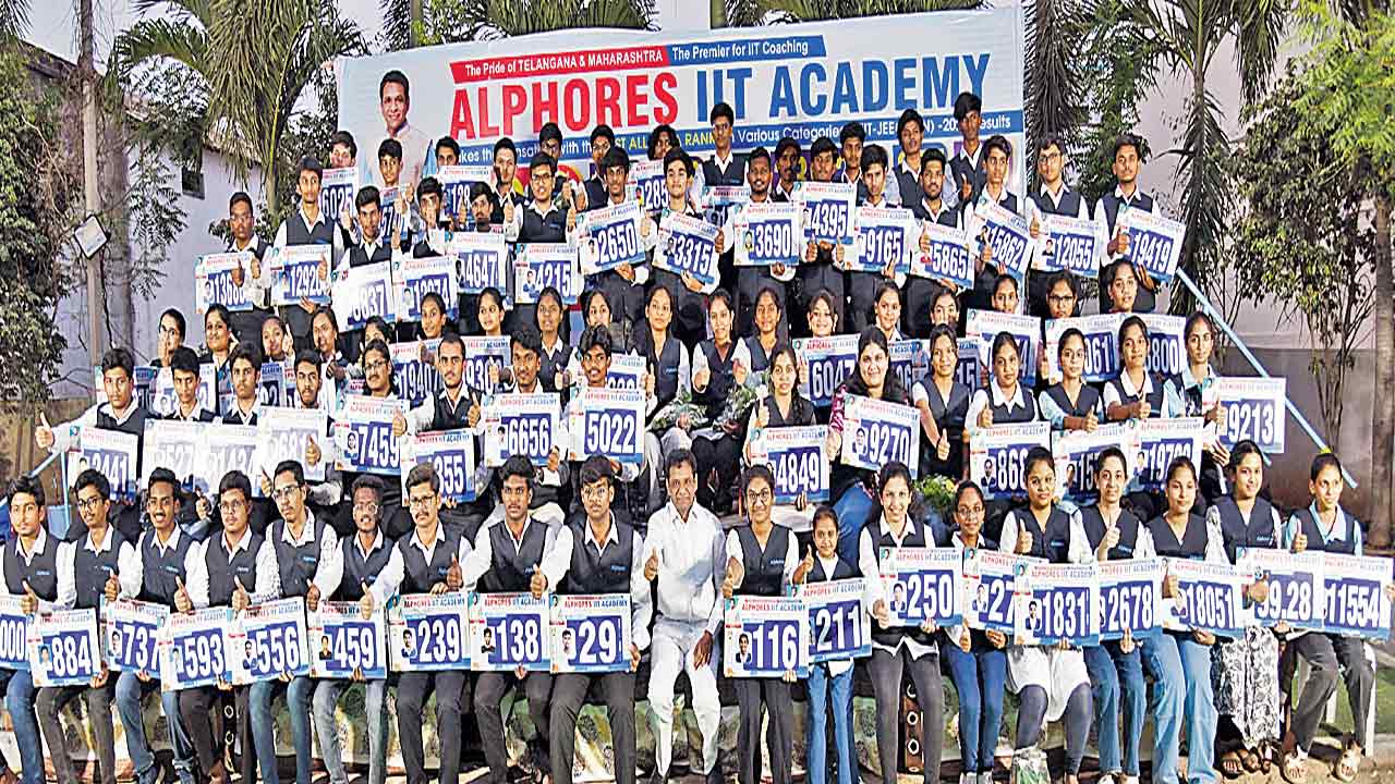 ఐఐటీ-జేఈఈలో అల్ఫోర్స్‌కు ర్యాంకుల పంట