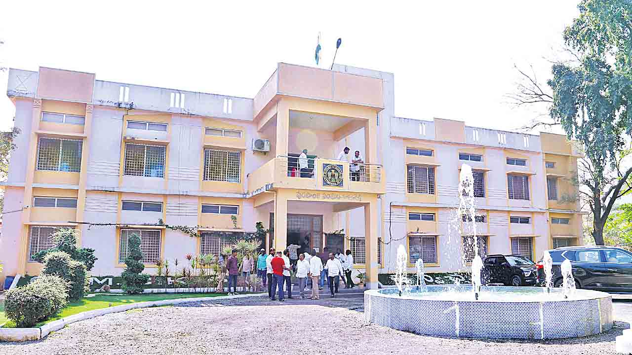 పన్నులు కొండంత.. పన్నులు కొండంత.. వసూళ్లు గోరంత !