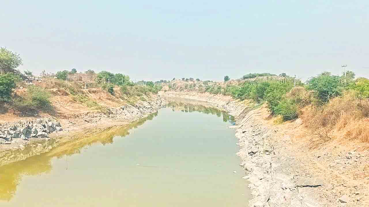 వరద కాలువలో తగ్గిన నీరు