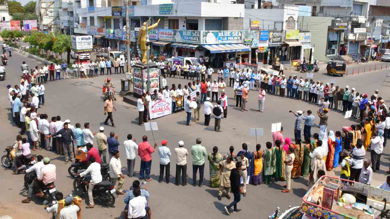 కదంతాక్కిన కార్మికులు