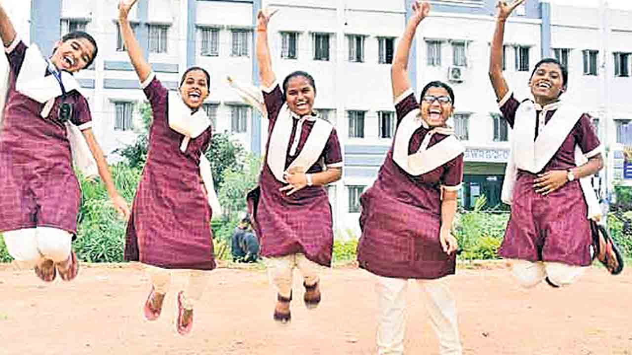 జేఈఈలో మైనారిటీ గురుకుల విద్యార్థుల సత్తా