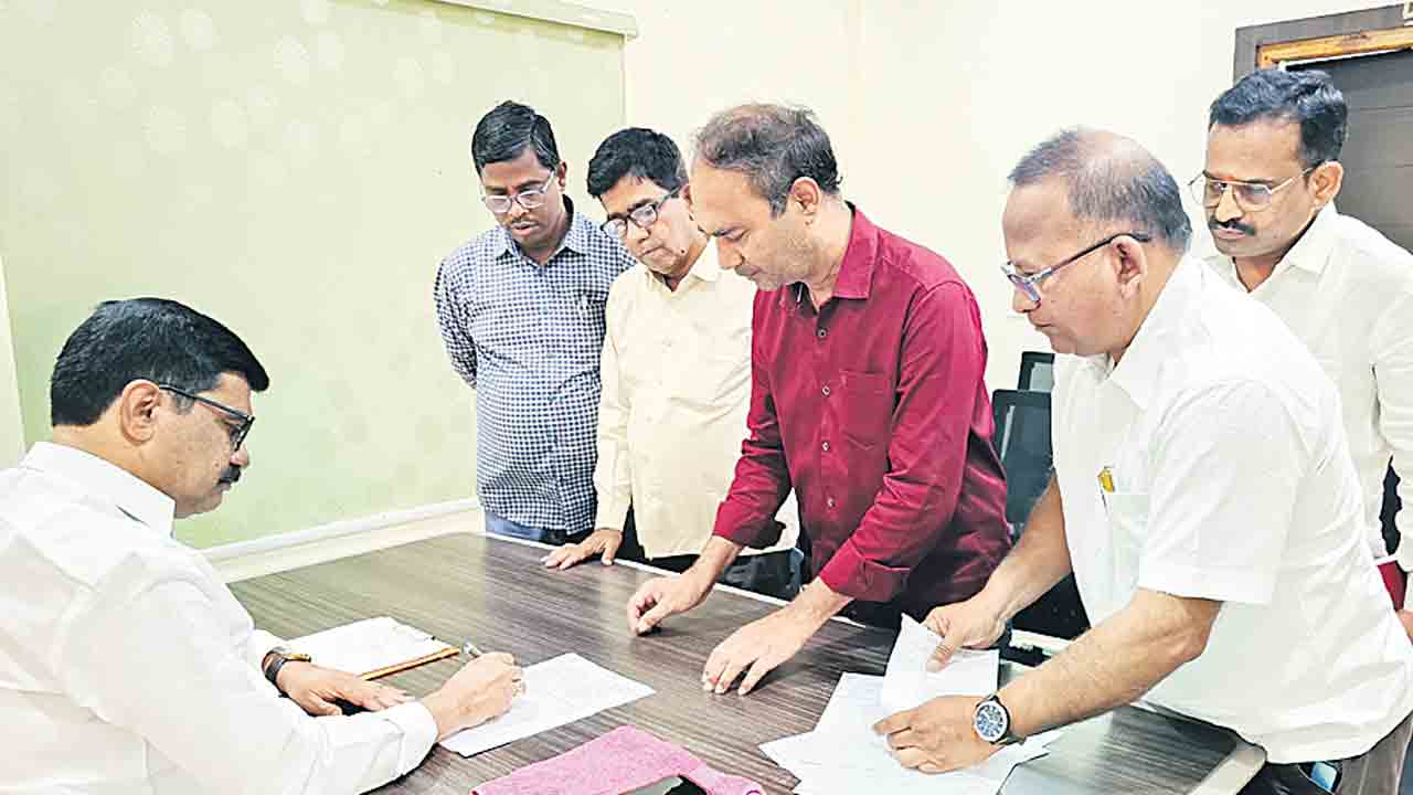 లబ్ధిదారులకు తులం బంగారం ఇవ్వాలి