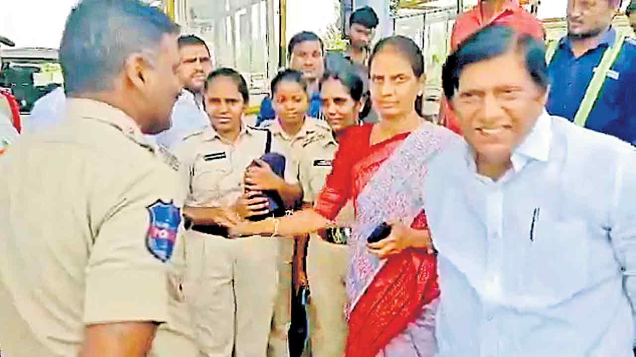 ముత్తోజిపేటలో కాంగ్రెస్‌, బీజేపీ మిలాఖత్‌