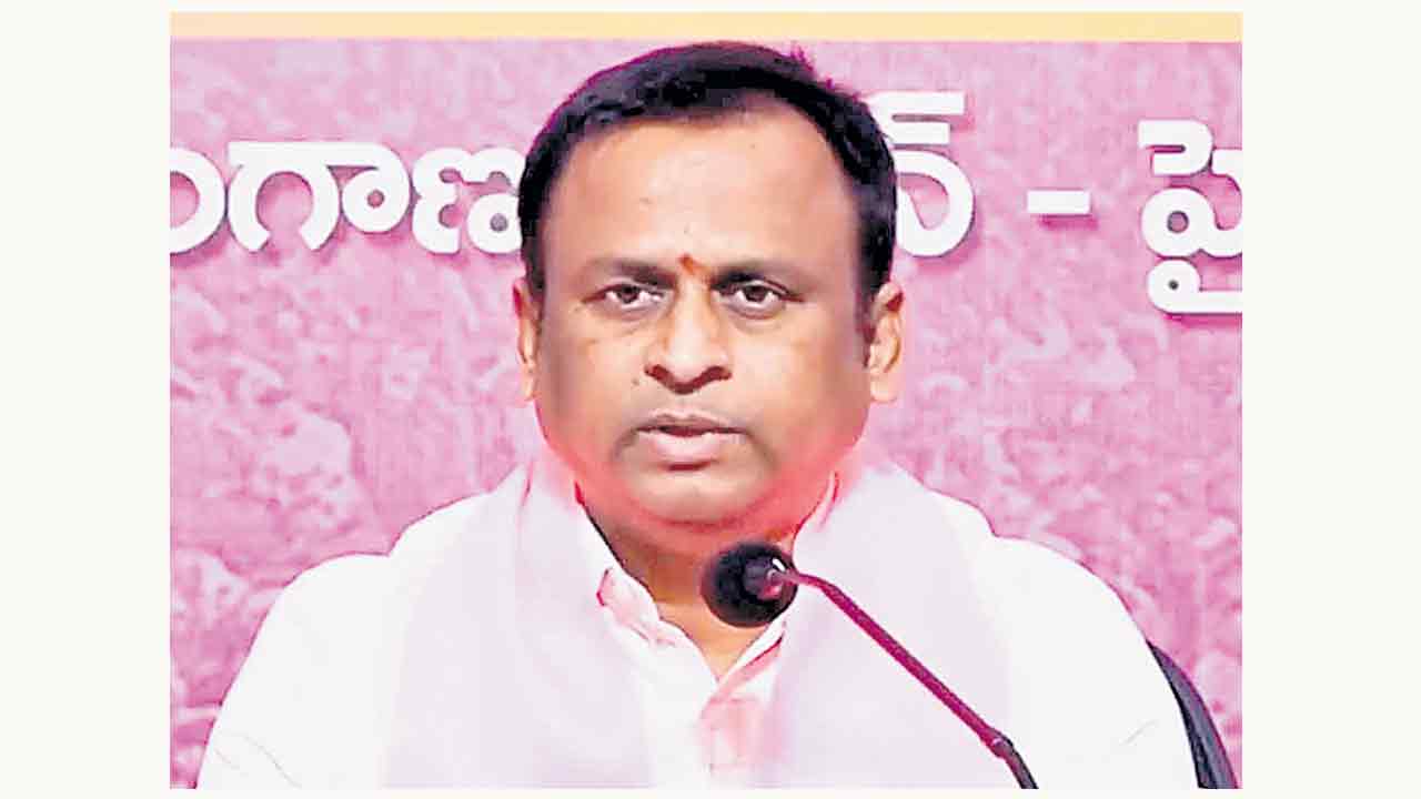 ఫీజు బకాయిలు వెంటనే చెల్లించాలి