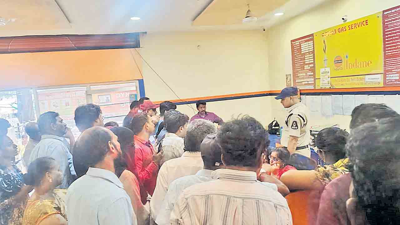 గ్యాస్‌ ఏజెన్సీల బ్లాక్‌ దందా