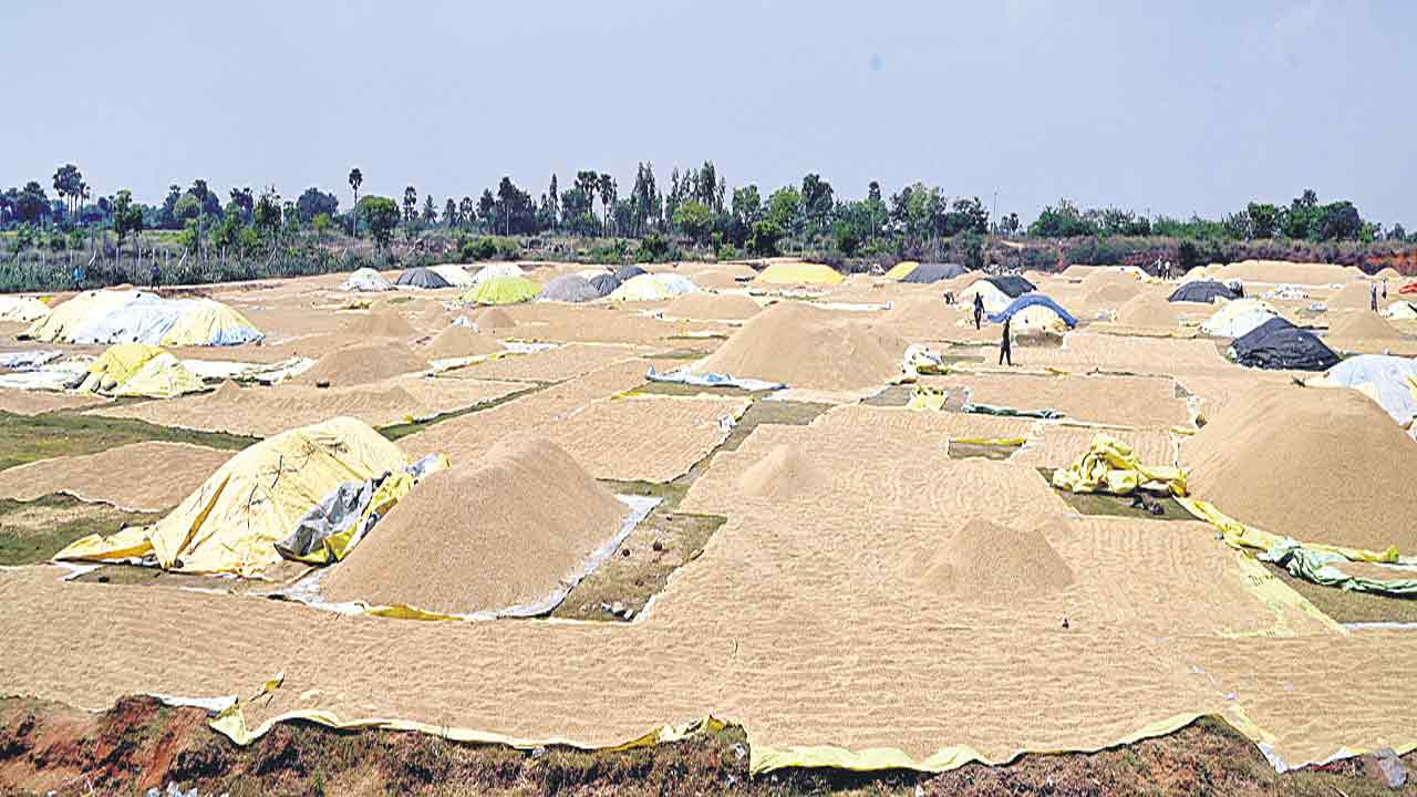 ఉత్తమ్‌ ఇలాకాలో ధాన్యం ఫుల్‌.. కొనుగోలు నిల్‌