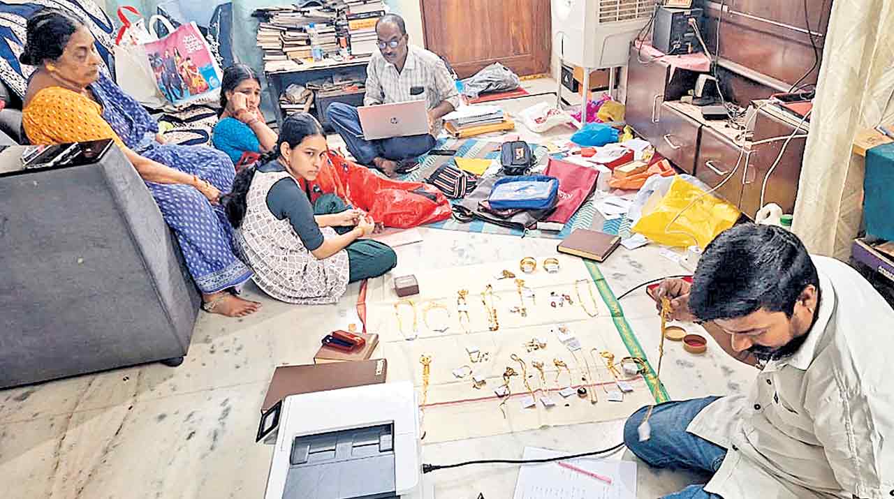 లంచం ఇస్తేనే దస్తావేజులు!