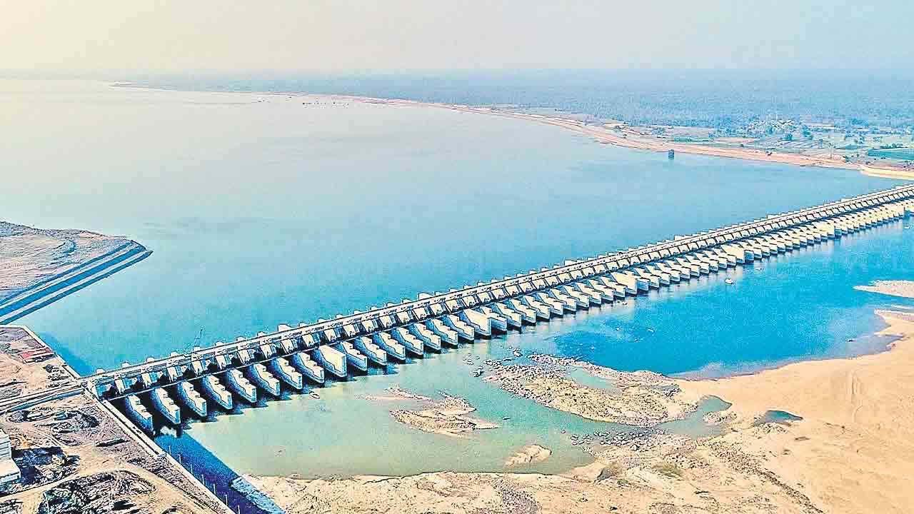 కమ్ముకొస్తున్న కరువు..మేడిగడ్డకు పరుగు