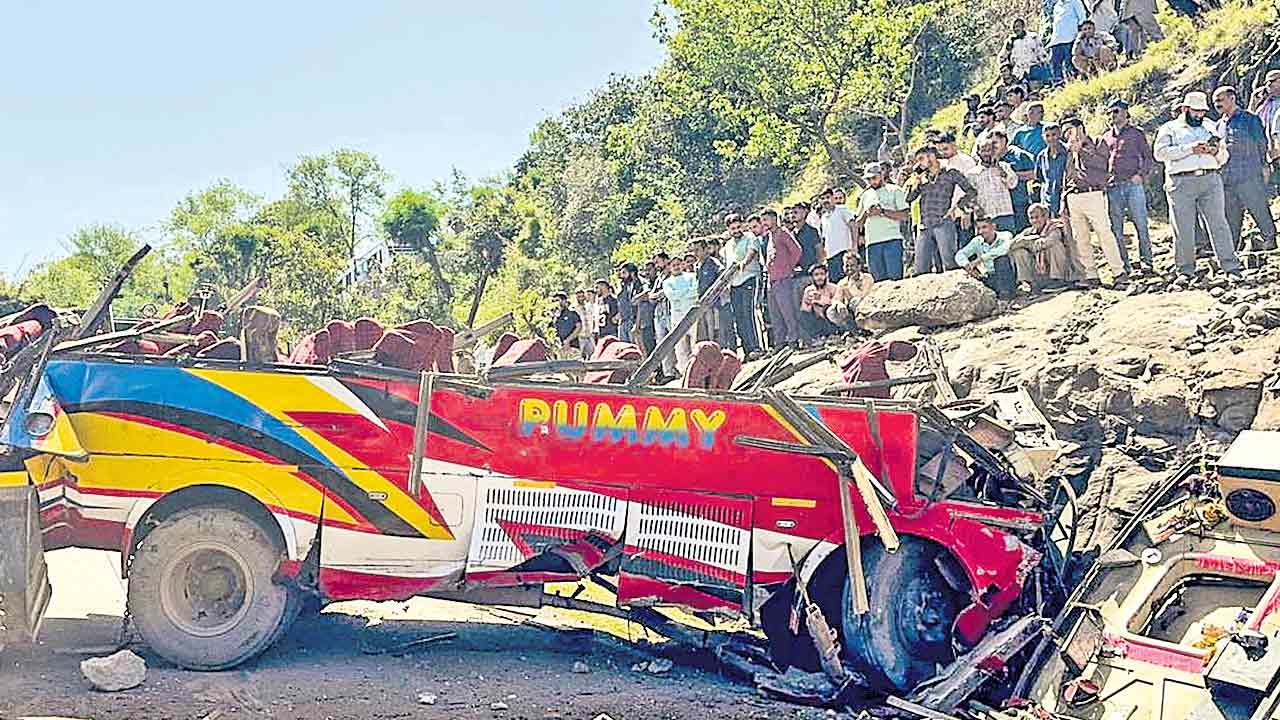 కశ్మీర్‌ లోయలో పడ్డ బస్సు