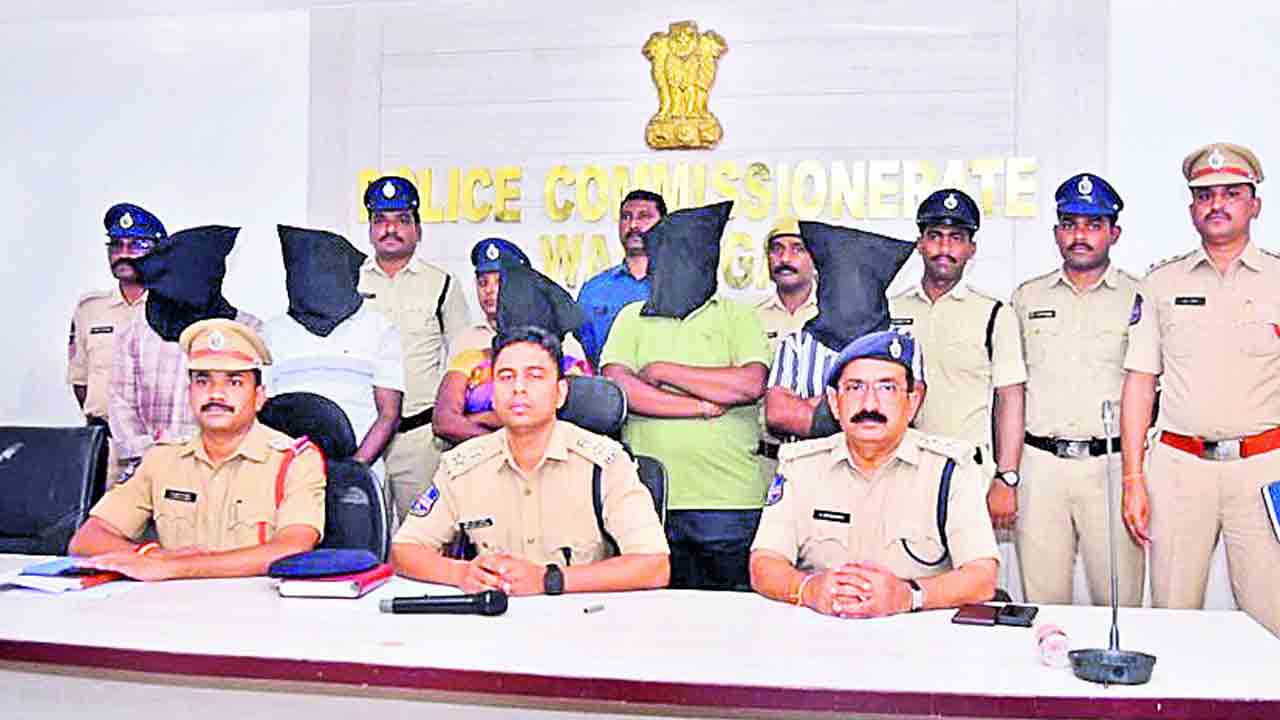 కట్టుకున్నదే కడతేర్చింది..