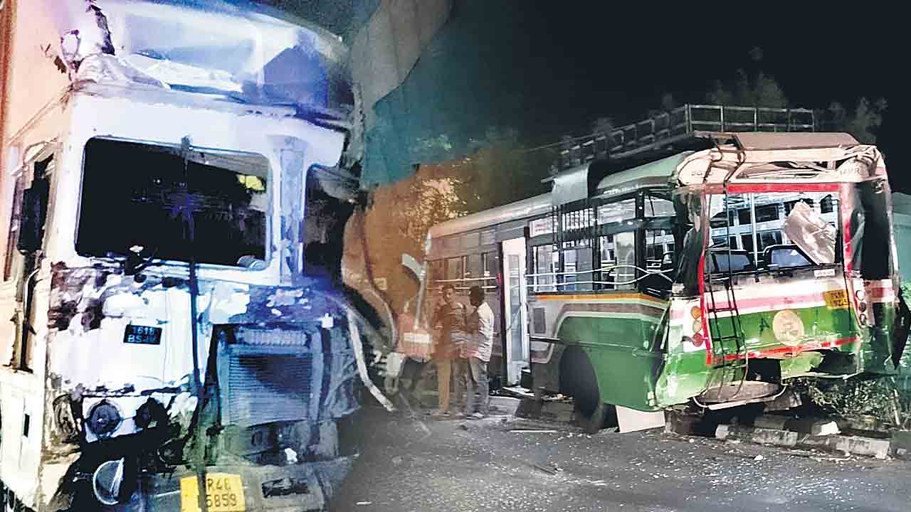 అర్గుల్‌ వద్ద బస్సు ప్రమాదం