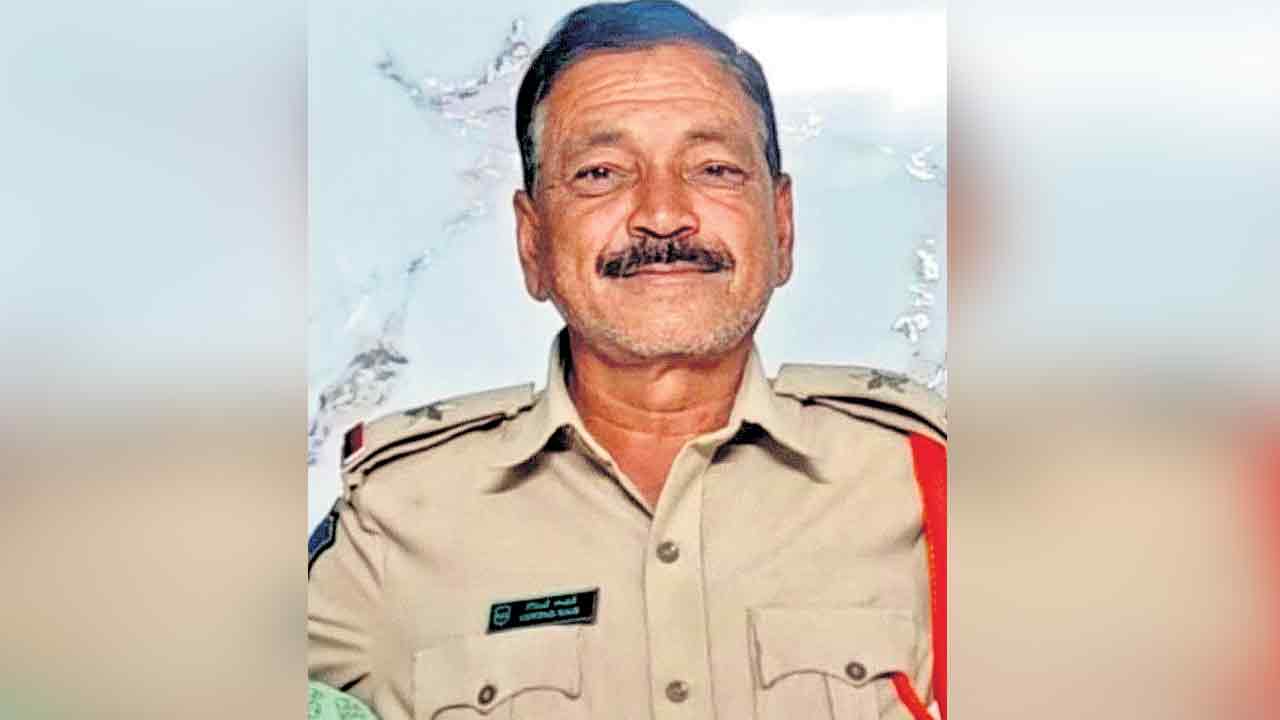 పోలీస్‌ వాహనం ఢీకొని ఏఎస్సై మృతి