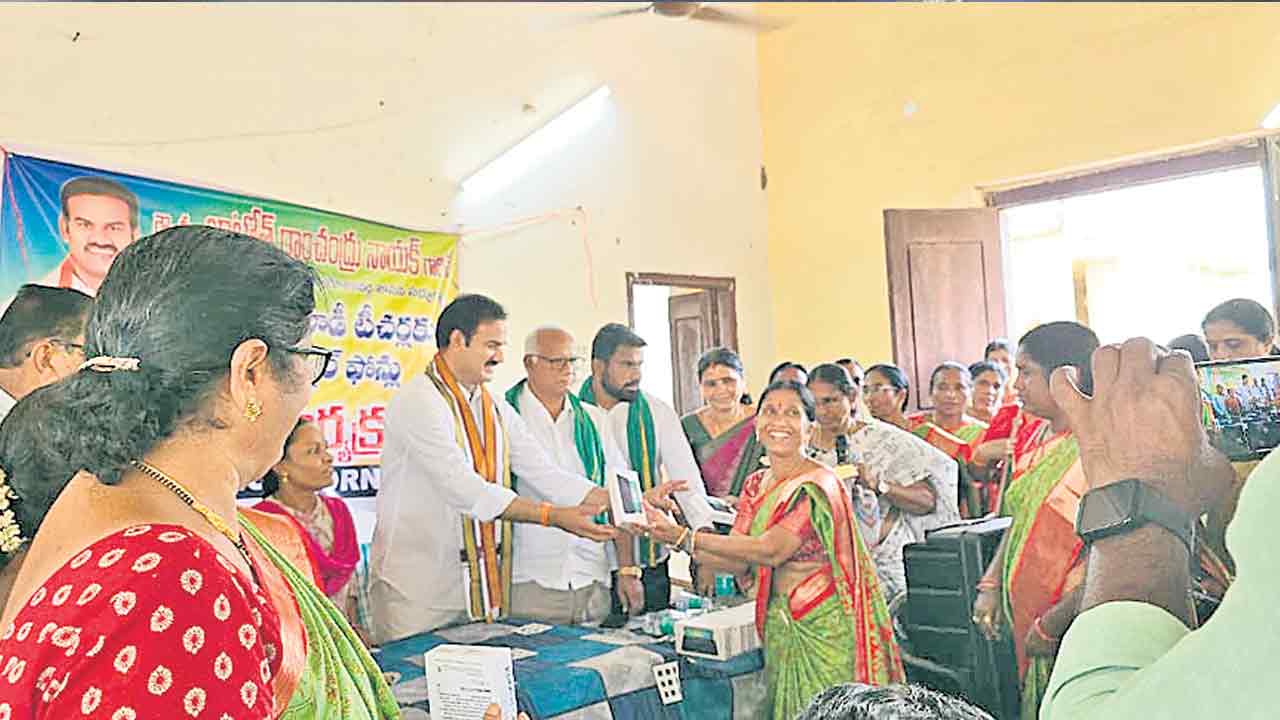 ఒకటో తేదీన జీతాలు రావట్లే!