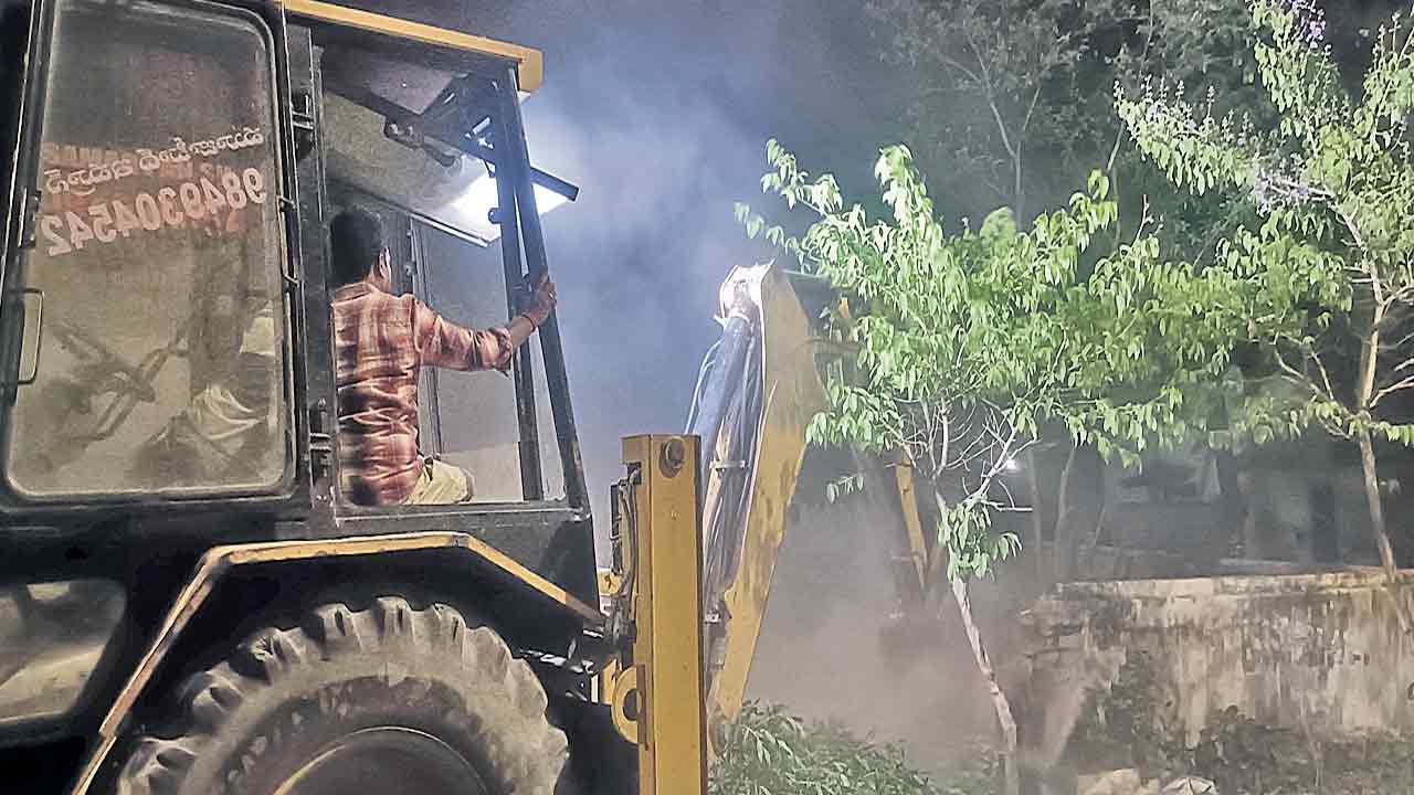 కాగజ్‌నగర్‌లో రోడ్డు విస్తరణ పనుల్లో ఉద్రిక్తత