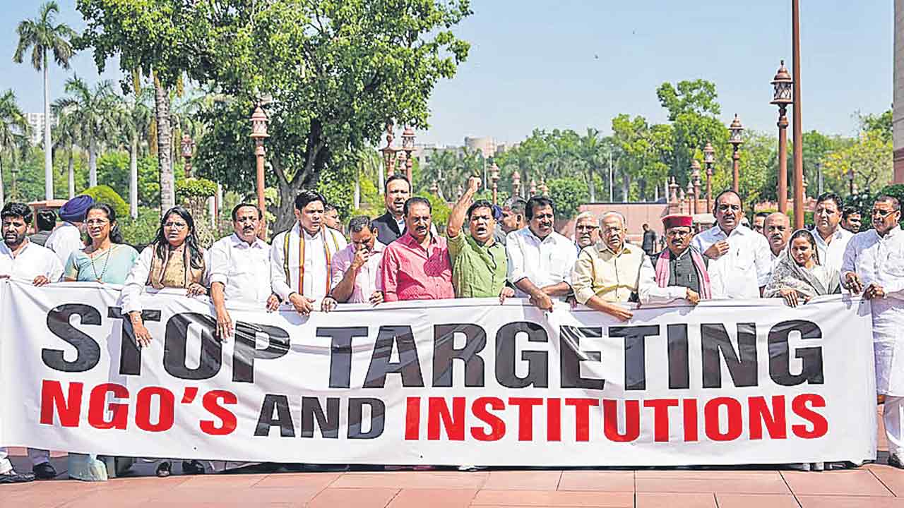 ఎఫ్‌సీఆర్‌ఏ సవరణలపై భగ్గు