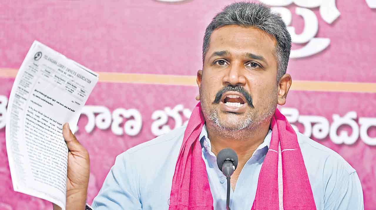 ఇసుక ఆదాయంపై తప్పుడు లెక్కలు