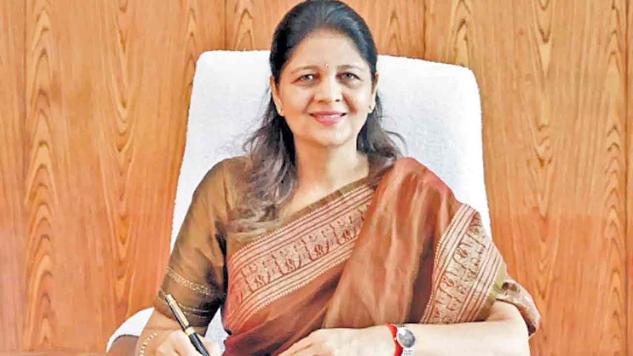 హోంశాఖ ప్రధాన కార్యదర్శిగా శిఖాగోయెల్‌