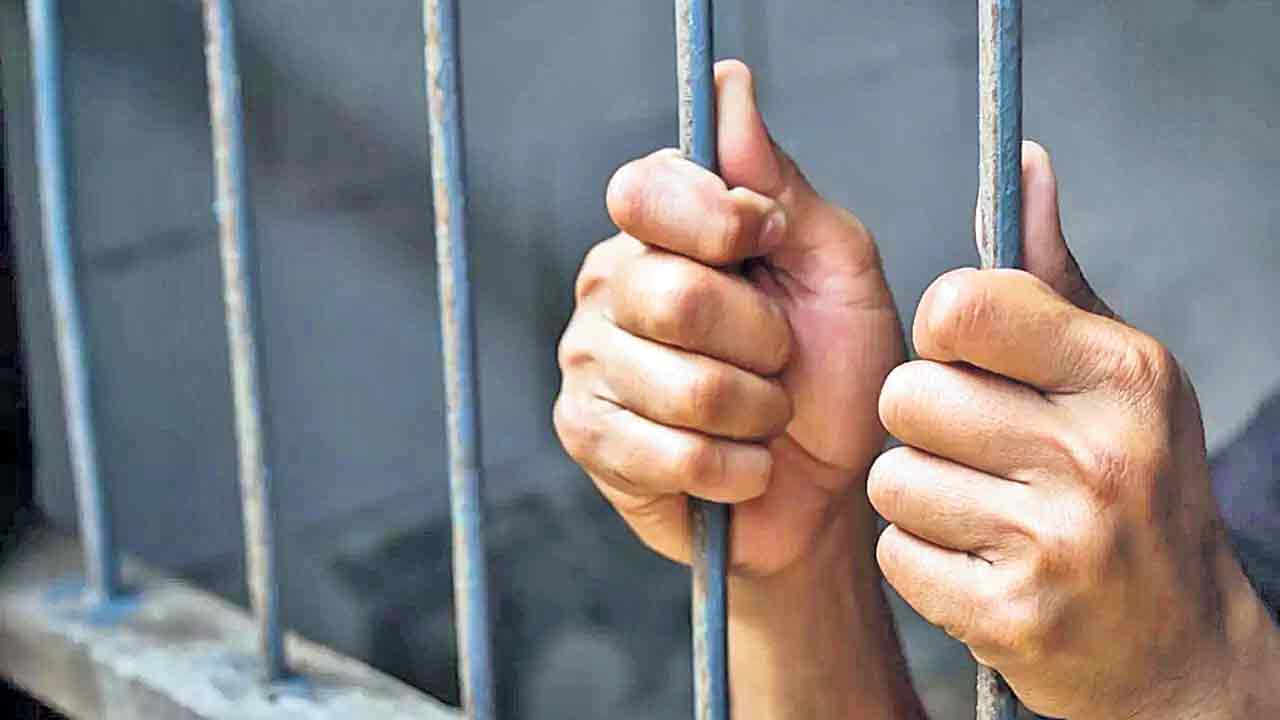 జైళ్ల శాఖలోనూ వేధింపుల పర్వం!