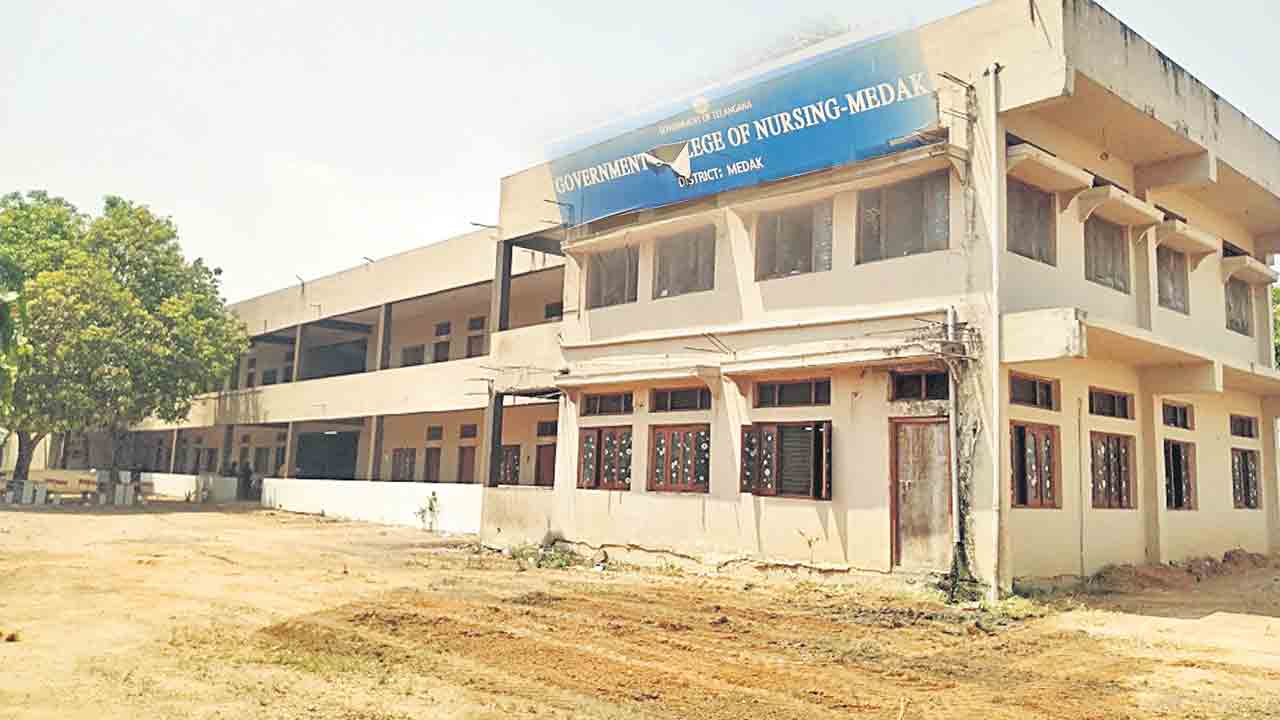 అద్దె భవనం.. అవస్థలమయం