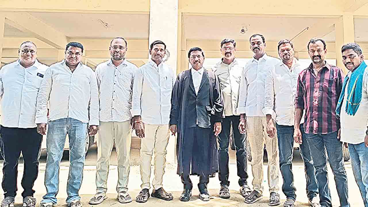 అక్రమ కేసులతో రైతులను వేధిస్తున్న సర్కారు