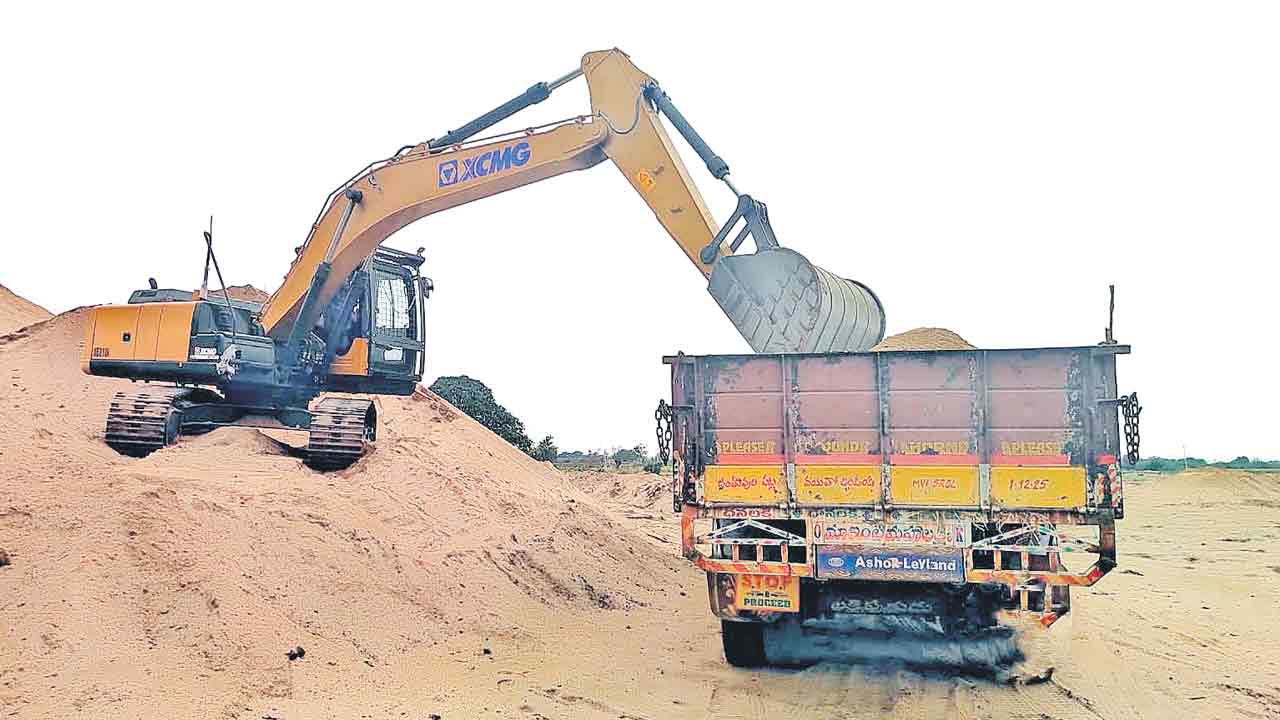 Manjeera | మంజీరను తోడేస్తున్నరు!..పొతంగల్‌ క్వారీల్లో ఇసుక అక్రమ దందా