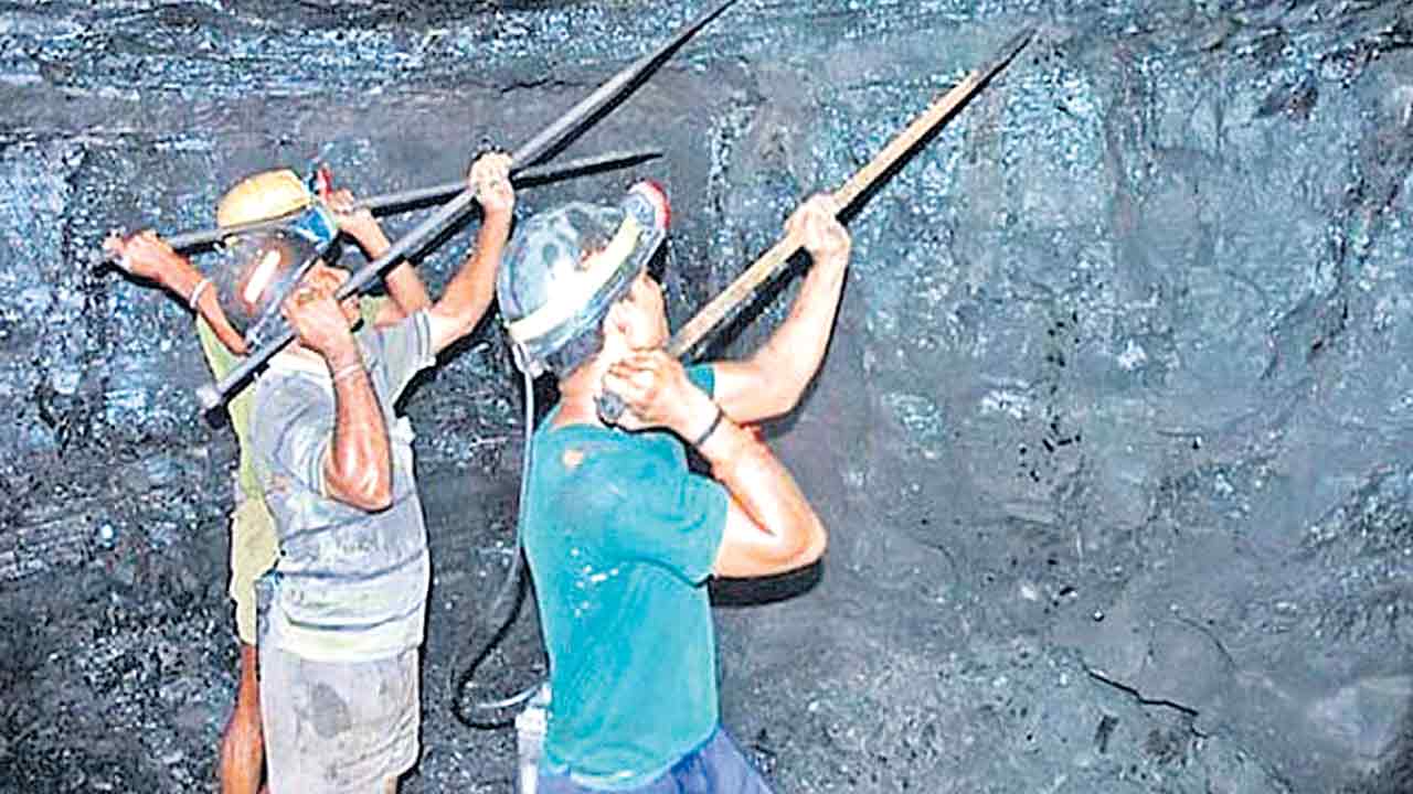 బకాయిలపై సింగరేణి కార్మికుల పోరు