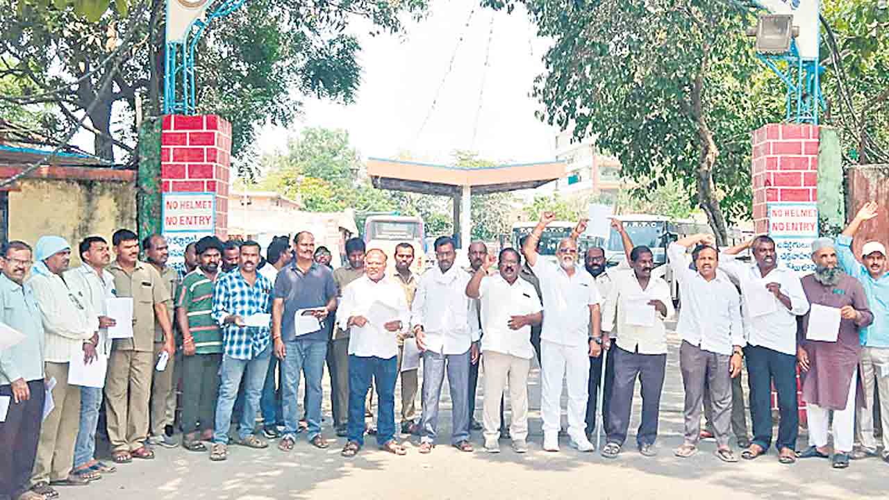 ఆర్టీసీ కార్మికుల సమస్యలు వెంటనే పరిష్కరించాలలి