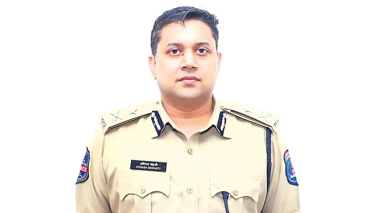 మూడు నెలలకే అవినాశ్‌ మహంతి బదిలీ