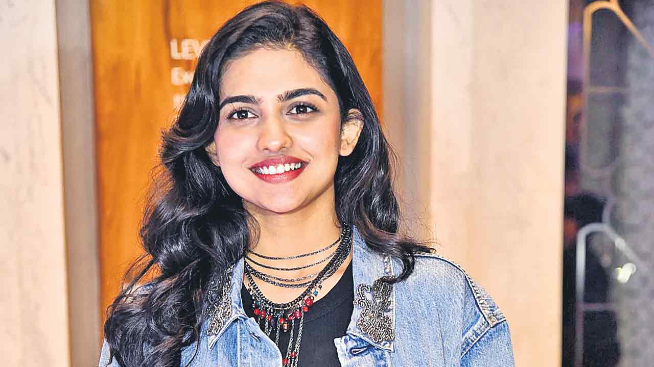 పూజా స్థానంలో మమితా?