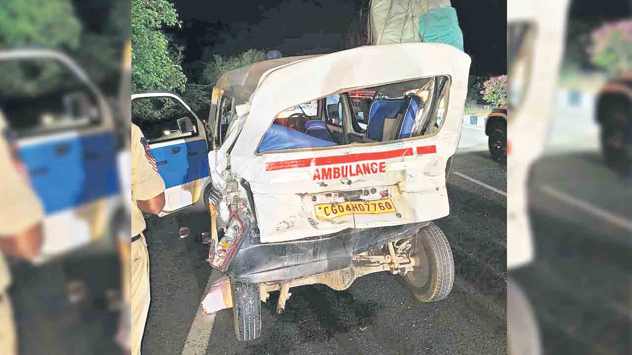 అంబులెన్స్‌, ప్రైవేటు బస్సు ఢీ