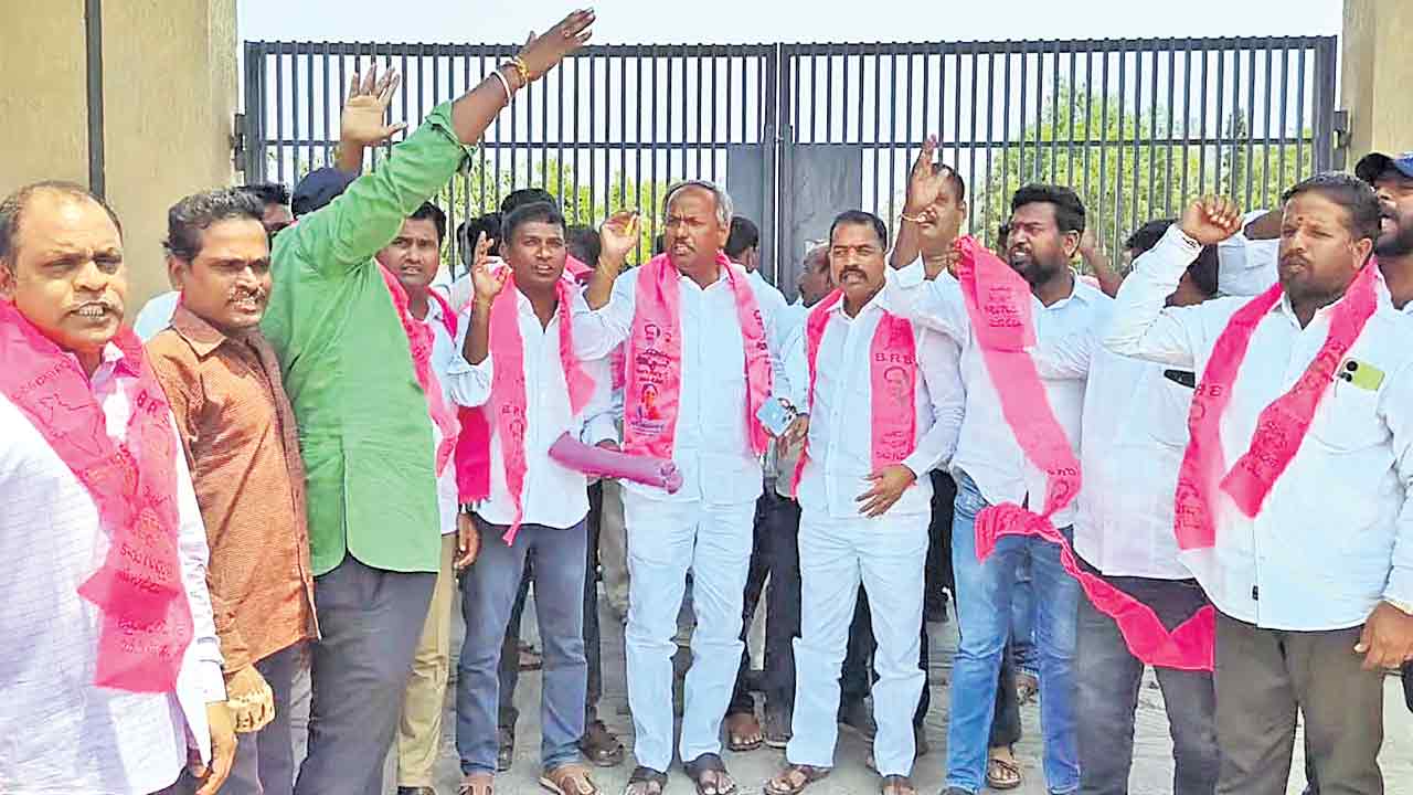 యాదాద్రి కలెక్టరేట్‌ ఎదుట ఉద్రిక్తత