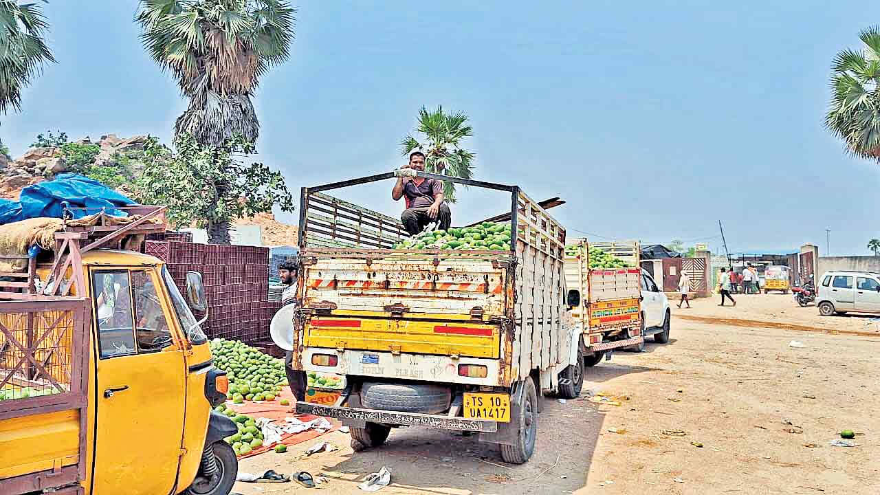 Koheda Fruit Market | కోహెడ మెడపై కేరళ కత్తి!.. ప్రైవేట్‌ కంపెనీ కోసం పండ్ల మార్కెట్‌ను బలిపెడుతున్న ప్రభుత్వం