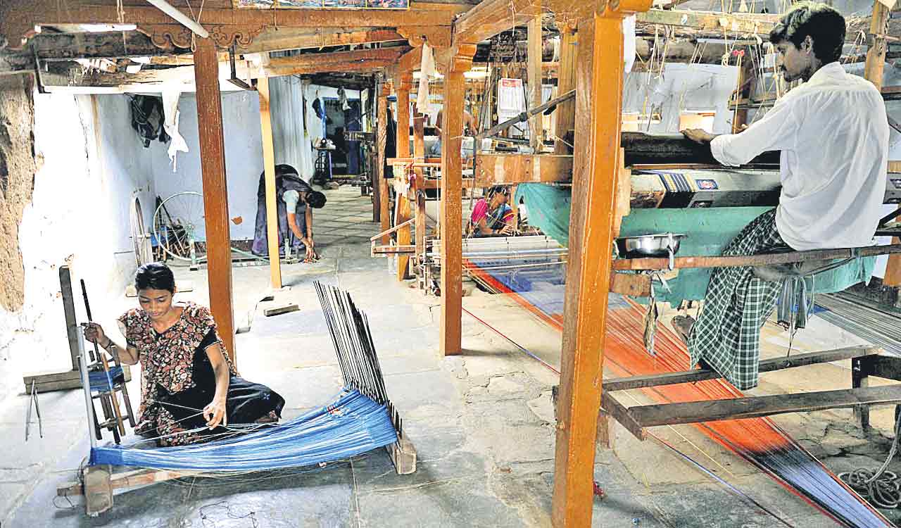 కాంగ్రెస్‌ పాలనలో నేతన్న బతుకు ఛిద్రం