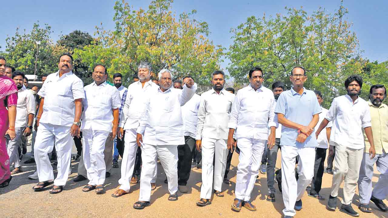 కాంగ్రెస్‌ భవిష్యత్తు అంధకారమే రేవంత్‌ పోవాలి..