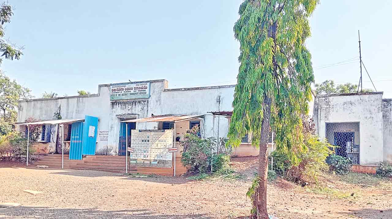 ఆర్టీఏ కార్యాలయాల్లో బ్రోకర్లదే హవా