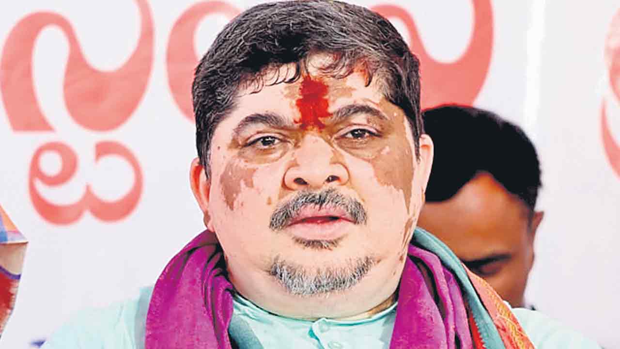 తేజస్వీ సూర్య సభ్యత్వాన్ని రద్దుచేయాలి : మంత్రి పొన్నం