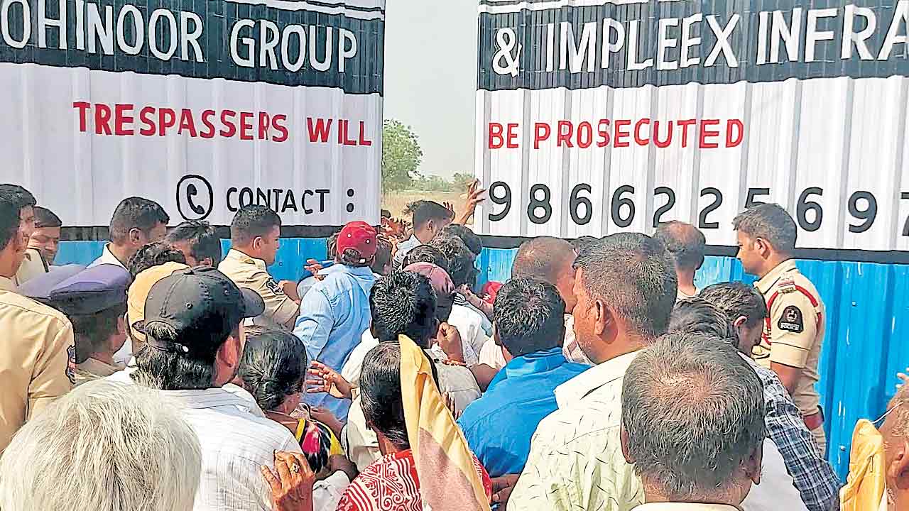 Nadargul Lands | కంచెలు ఛేదించి.. బౌన్సర్లను ఉరికించి.. నాదర్‌గుల్‌లో కంచెను బద్ధలుకొట్టిన రైతులు