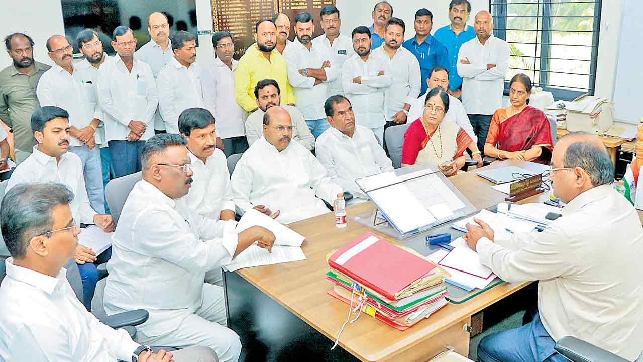 నాదర్‌గుల్‌ భూ కబ్జాపై సర్కార్‌ మౌనమెందుకు?