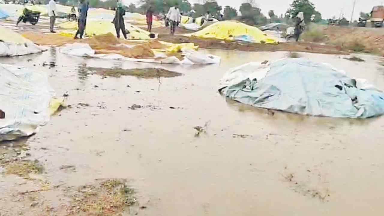 మునుగోడులో గాలివాన బీభత్సం!