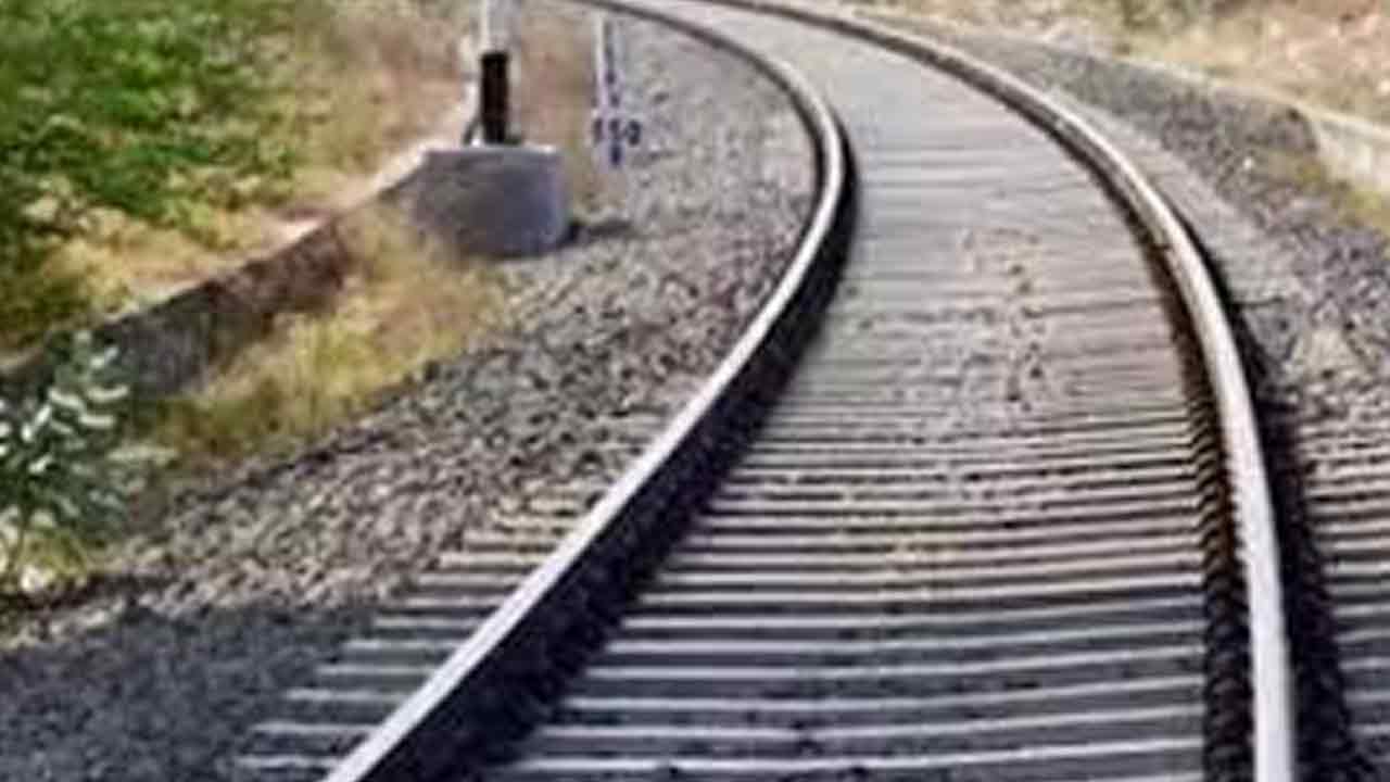 రైల్వే ట్రాక్‌ పేల్చేందుకు యత్నం